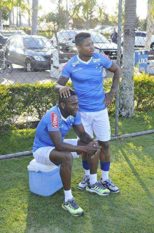 Marinho e Willians descansam durante treino na Toca