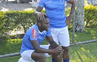 Marinho e Willians descansam durante treino na Toca