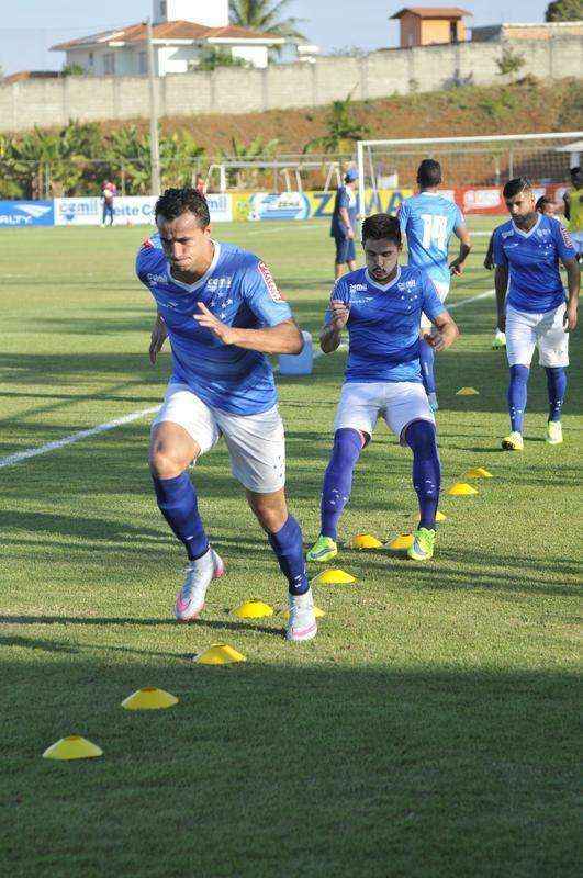 Enquanto reservas fizeram treinamento tcnico, os titulares correram ao redor do gramado e realizaram atividades fsicas na academia da Toca da Raposa II
