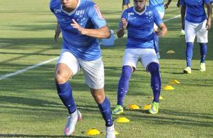 Enquanto reservas fizeram treinamento tcnico, os titulares correram ao redor do gramado e realizaram atividades fsicas na academia da Toca da Raposa II
