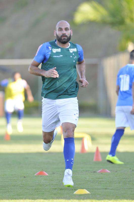 em jogar desde 4 de julho, o defensor participou de atividade em campo reduzido com os jogadores reservas. A assessoria de comunicao do Cruzeiro ressalta que Bruno Rodrigo ainda no est totalmente liberado para os treinamentos com bola. A atividade desta tera-feira serviu como uma maneira de avaliar a evoluo do zagueiro, que se recupera de entorse no joelho direito.