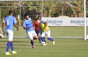 Enquanto reservas fizeram treinamento tcnico, os titulares correram ao redor do gramado e realizaram atividades fsicas na academia da Toca da Raposa II
