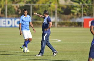 Enquanto reservas fizeram treinamento tcnico, os titulares correram ao redor do gramado e realizaram atividades fsicas na academia da Toca da Raposa II
