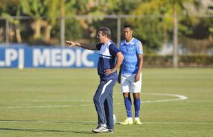 Enquanto reservas fizeram treinamento tcnico, os titulares correram ao redor do gramado e realizaram atividades fsicas na academia da Toca da Raposa II
