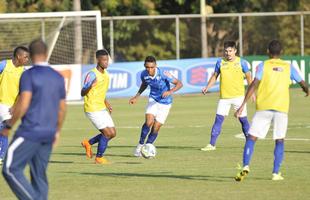 Enquanto reservas fizeram treinamento tcnico, os titulares correram ao redor do gramado e realizaram atividades fsicas na academia da Toca da Raposa II
