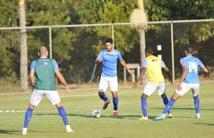 Enquanto reservas fizeram treinamento tcnico, os titulares correram ao redor do gramado e realizaram atividades fsicas na academia da Toca da Raposa II
