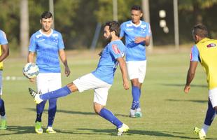 Enquanto reservas fizeram treinamento tcnico, os titulares correram ao redor do gramado e realizaram atividades fsicas na academia da Toca da Raposa II
