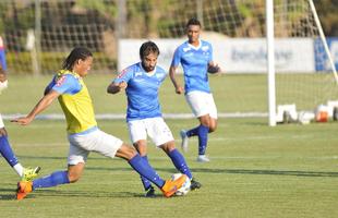 Enquanto reservas fizeram treinamento tcnico, os titulares correram ao redor do gramado e realizaram atividades fsicas na academia da Toca da Raposa II
