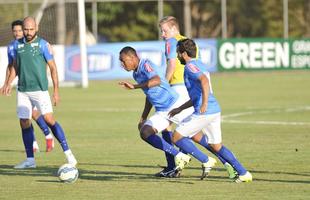 Enquanto reservas fizeram treinamento tcnico, os titulares correram ao redor do gramado e realizaram atividades fsicas na academia da Toca da Raposa II
