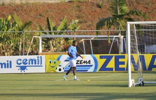 Enquanto reservas fizeram treinamento tcnico, os titulares correram ao redor do gramado e realizaram atividades fsicas na academia da Toca da Raposa II
