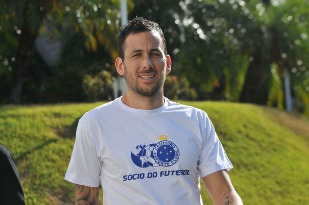 O meia argentino Ariel Cabral, de 27 anos, foi apresentado nesta quarta-feira pelo presidente Gilvan de Pinho Tavares.