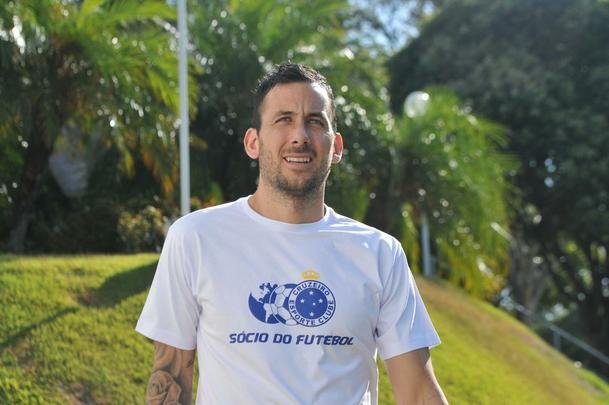 O meia argentino Ariel Cabral, de 27 anos, foi apresentado nesta quarta-feira pelo presidente Gilvan de Pinho Tavares.