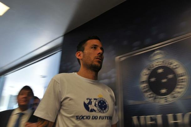 O meia argentino Ariel Cabral, de 27 anos, foi apresentado nesta quarta-feira pelo presidente Gilvan de Pinho Tavares.