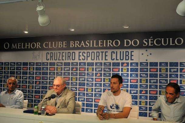 O meia argentino Ariel Cabral, de 27 anos, foi apresentado nesta quarta-feira pelo presidente Gilvan de Pinho Tavares.