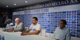 O meia argentino Ariel Cabral, de 27 anos, foi apresentado nesta quarta-feira pelo presidente Gilvan de Pinho Tavares.