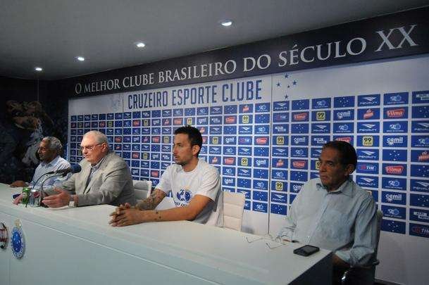 O meia argentino Ariel Cabral, de 27 anos, foi apresentado nesta quarta-feira pelo presidente Gilvan de Pinho Tavares.