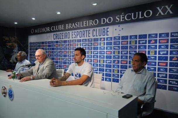 O meia argentino Ariel Cabral, de 27 anos, foi apresentado nesta quarta-feira pelo presidente Gilvan de Pinho Tavares.