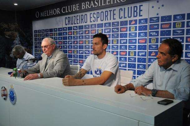 O meia argentino Ariel Cabral, de 27 anos, foi apresentado nesta quarta-feira pelo presidente Gilvan de Pinho Tavares.