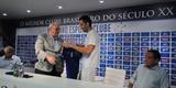 O meia argentino Ariel Cabral, de 27 anos, foi apresentado nesta quarta-feira pelo presidente Gilvan de Pinho Tavares.