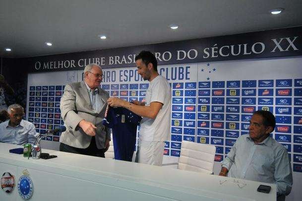 O meia argentino Ariel Cabral, de 27 anos, foi apresentado nesta quarta-feira pelo presidente Gilvan de Pinho Tavares.