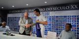 O meia argentino Ariel Cabral, de 27 anos, foi apresentado nesta quarta-feira pelo presidente Gilvan de Pinho Tavares.