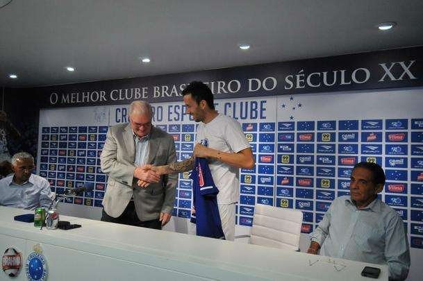 O meia argentino Ariel Cabral, de 27 anos, foi apresentado nesta quarta-feira pelo presidente Gilvan de Pinho Tavares.