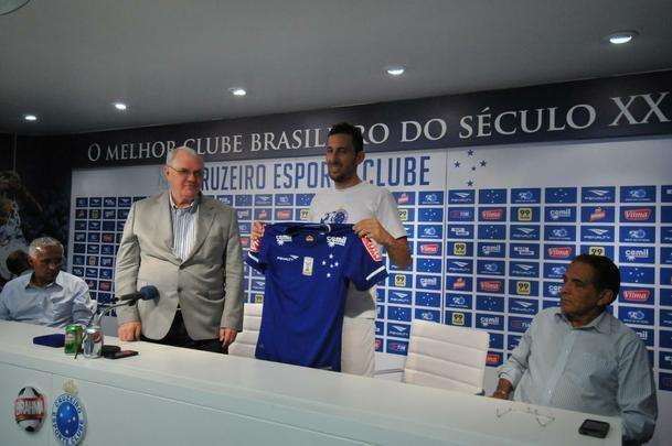 O meia argentino Ariel Cabral, de 27 anos, foi apresentado nesta quarta-feira pelo presidente Gilvan de Pinho Tavares.