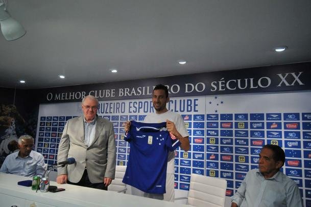 O meia argentino Ariel Cabral, de 27 anos, foi apresentado nesta quarta-feira pelo presidente Gilvan de Pinho Tavares.