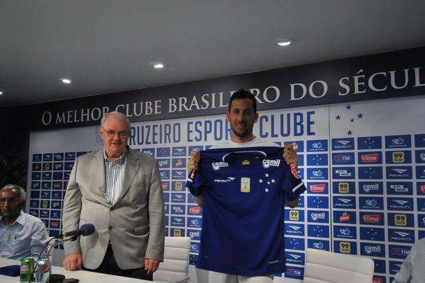 O meia argentino Ariel Cabral, de 27 anos, foi apresentado nesta quarta-feira pelo presidente Gilvan de Pinho Tavares.