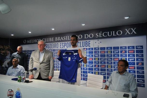 O meia argentino Ariel Cabral, de 27 anos, foi apresentado nesta quarta-feira pelo presidente Gilvan de Pinho Tavares.