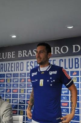 O meia argentino Ariel Cabral, de 27 anos, foi apresentado nesta quarta-feira pelo presidente Gilvan de Pinho Tavares.