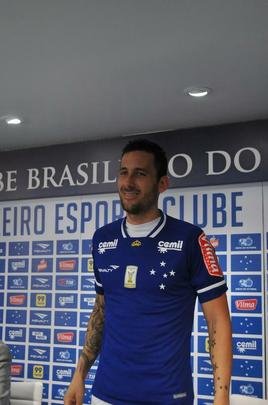 O meia argentino Ariel Cabral, de 27 anos, foi apresentado nesta quarta-feira pelo presidente Gilvan de Pinho Tavares.