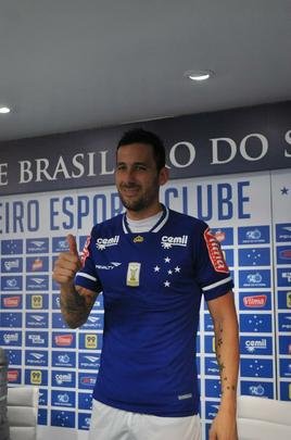 O meia argentino Ariel Cabral, de 27 anos, foi apresentado nesta quarta-feira pelo presidente Gilvan de Pinho Tavares.