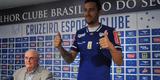 O meia argentino Ariel Cabral, de 27 anos, foi apresentado nesta quarta-feira pelo presidente Gilvan de Pinho Tavares.