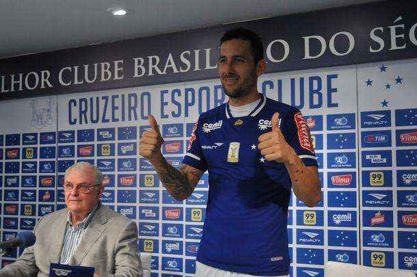 O meia argentino Ariel Cabral, de 27 anos, foi apresentado nesta quarta-feira pelo presidente Gilvan de Pinho Tavares.