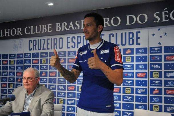 O meia argentino Ariel Cabral, de 27 anos, foi apresentado nesta quarta-feira pelo presidente Gilvan de Pinho Tavares.