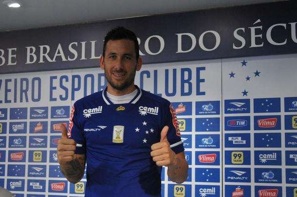 O meia argentino Ariel Cabral, de 27 anos, foi apresentado nesta quarta-feira pelo presidente Gilvan de Pinho Tavares.