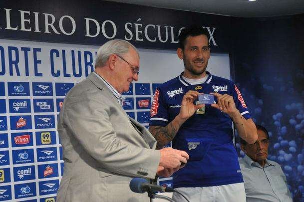 O meia argentino Ariel Cabral, de 27 anos, foi apresentado nesta quarta-feira pelo presidente Gilvan de Pinho Tavares.