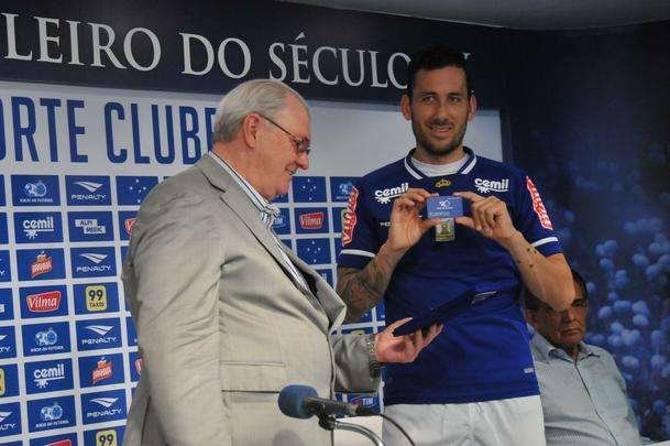 O meia argentino Ariel Cabral, de 27 anos, foi apresentado nesta quarta-feira pelo presidente Gilvan de Pinho Tavares.