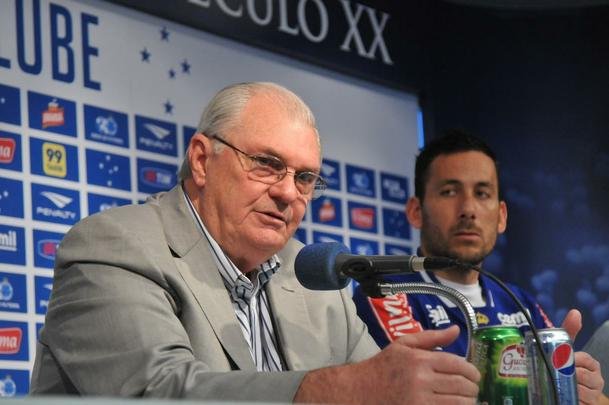 O meia argentino Ariel Cabral, de 27 anos, foi apresentado nesta quarta-feira pelo presidente Gilvan de Pinho Tavares.