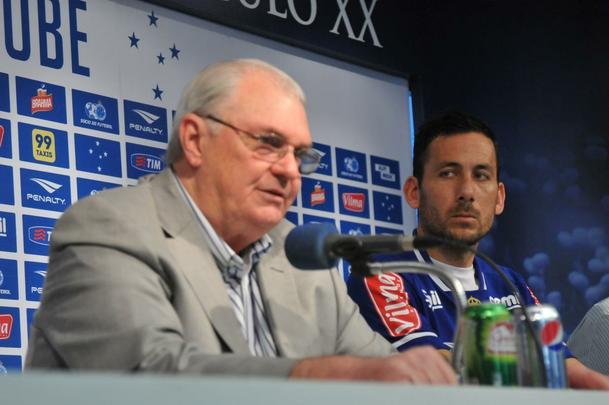 O meia argentino Ariel Cabral, de 27 anos, foi apresentado nesta quarta-feira pelo presidente Gilvan de Pinho Tavares.