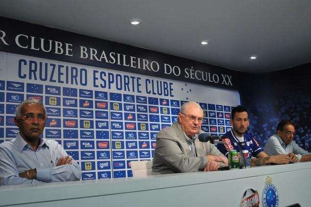 O meia argentino Ariel Cabral, de 27 anos, foi apresentado nesta quarta-feira pelo presidente Gilvan de Pinho Tavares.