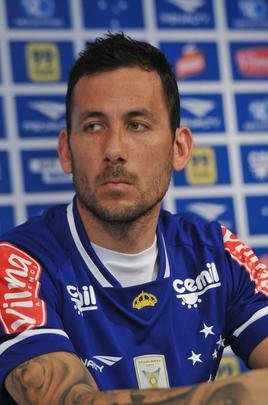 O meia argentino Ariel Cabral, de 27 anos, foi apresentado nesta quarta-feira pelo presidente Gilvan de Pinho Tavares.