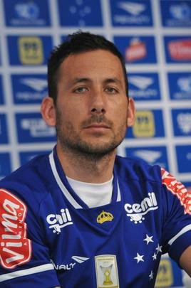 O meia argentino Ariel Cabral, de 27 anos, foi apresentado nesta quarta-feira pelo presidente Gilvan de Pinho Tavares.