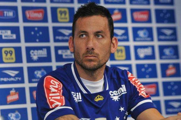 O meia argentino Ariel Cabral, de 27 anos, foi apresentado nesta quarta-feira pelo presidente Gilvan de Pinho Tavares.