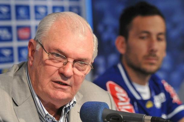 O meia argentino Ariel Cabral, de 27 anos, foi apresentado nesta quarta-feira pelo presidente Gilvan de Pinho Tavares.