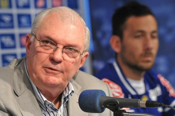 O meia argentino Ariel Cabral, de 27 anos, foi apresentado nesta quarta-feira pelo presidente Gilvan de Pinho Tavares.