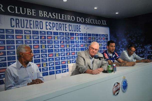 O meia argentino Ariel Cabral, de 27 anos, foi apresentado nesta quarta-feira pelo presidente Gilvan de Pinho Tavares.