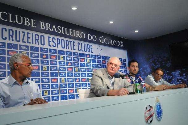 O meia argentino Ariel Cabral, de 27 anos, foi apresentado nesta quarta-feira pelo presidente Gilvan de Pinho Tavares.