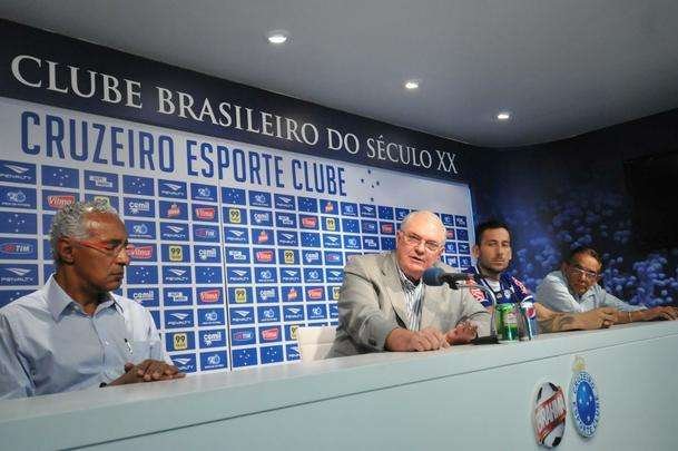 O meia argentino Ariel Cabral, de 27 anos, foi apresentado nesta quarta-feira pelo presidente Gilvan de Pinho Tavares.